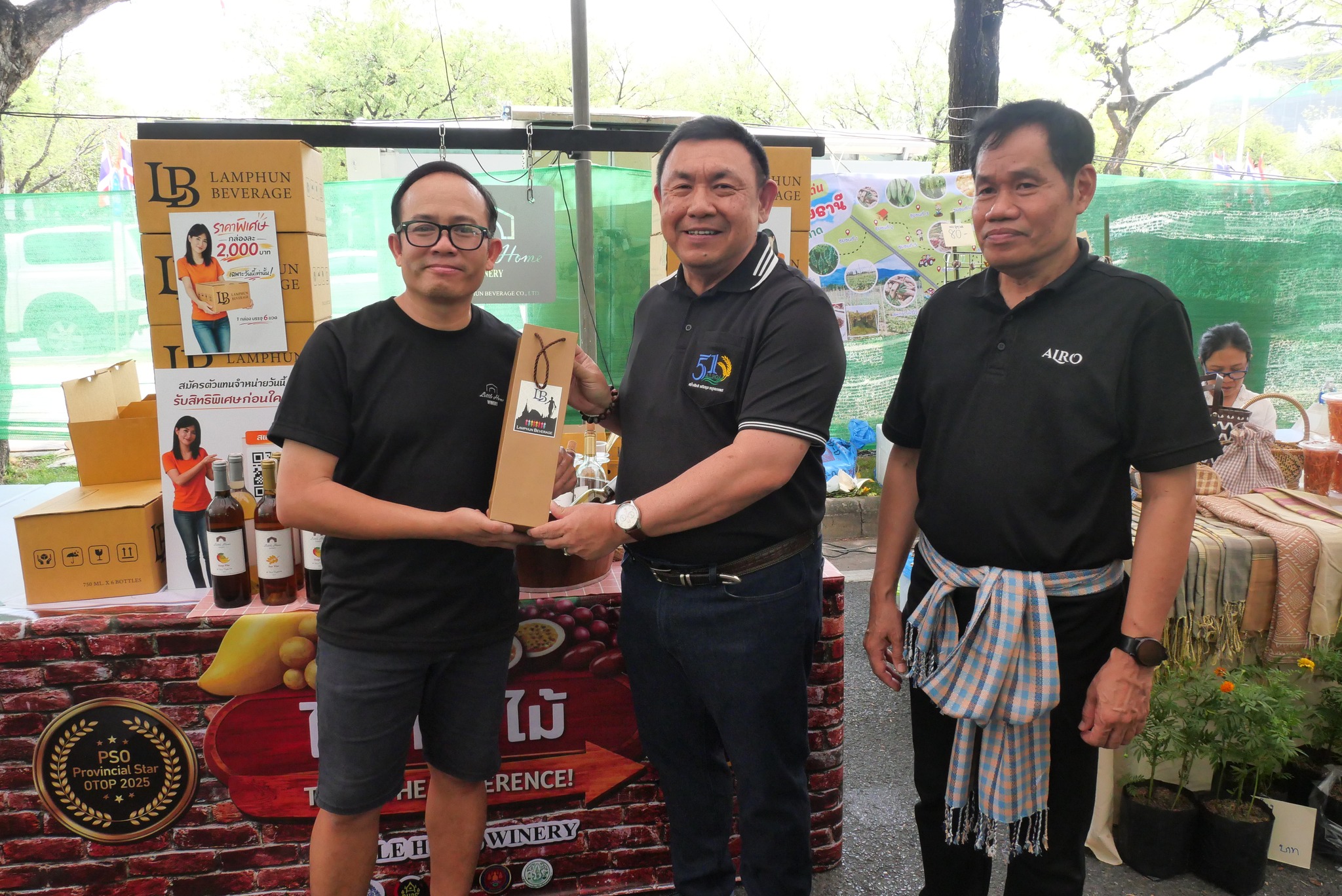 title - เลขาธิการ ส.ป.ก. เยี่ยมทักทายเกษตรกรและซื้อสินค้าในบรรยากาศวันสุดท้ายของการออกร้านขายสินค้า จากเขตปฏิรูปที่ดิน ส่งท้ายงานครบรอบ 51 ปี ส.ป.ก.